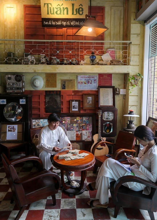 A Saigon café where a thousand things can talk to you - 1