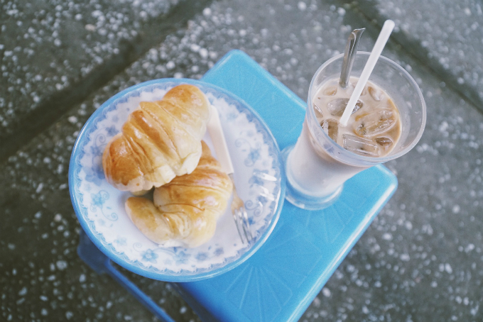 One glass of milk and two crescent rolls have the price of VND29,000 ($1.25). Photo by VnExpress/Di Vy