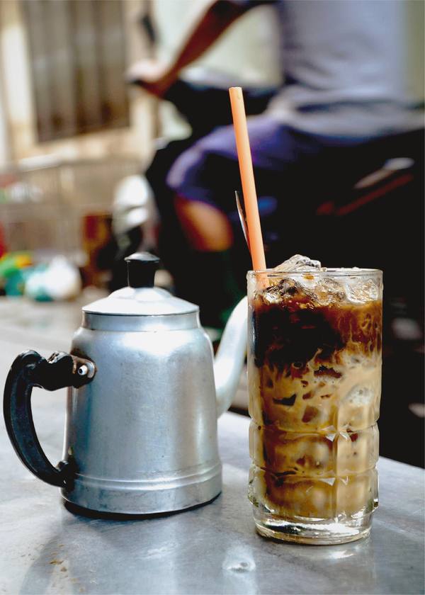 Try Chinese coffee with baguette in Saigon - 5