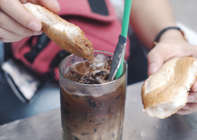 Try Chinese coffee with baguette in Saigon - 7