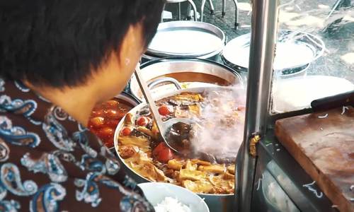 Quán bún riêu 30 năm ở Sài Gòn: bán 500 tô trong 6 tiếng mỗi ngày