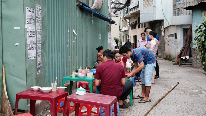 Locating in a small alley on Nguyen Van Nguyen Street in District 1, this venue sell an average of 100 bowls each day.