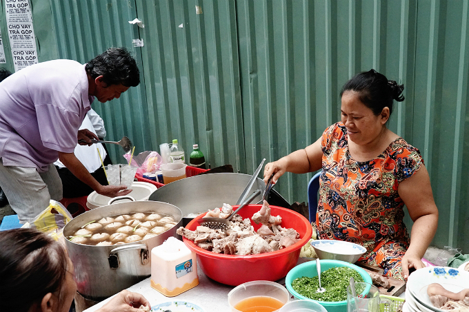 The current owner, Mrs. Hanh, shared that her mom started selling this dish in a small alley. So this venue remains out-door as it is now to retain the true feelings and atmosphere similar to 30 years ago.