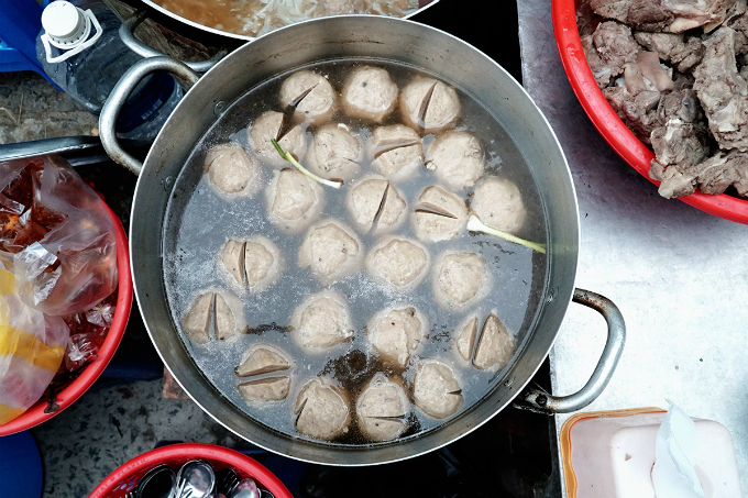 The gigantic beef ball here is the shops must try.This is my moms recipe, Hanh said. Only long time customers can determine if the taste has been changed through time or not.