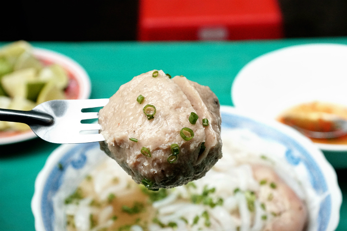 The beef ball is cooked to perfection so that it can gives out a meaty and chewy texture. You can even smell beef fragrance comes out of the beef ball and blacked pepper inside also enhance the meat flavor. Some customers say eating big beef ball like this helps the dish tastes better.