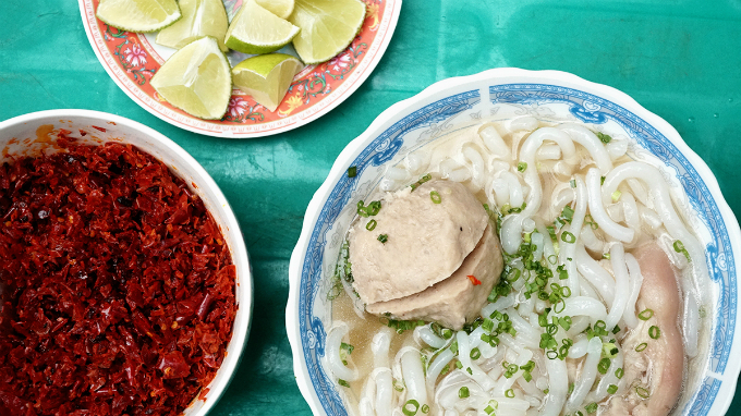 You can easily find customers walk out with a full stomach. Depends on what you order, a bowl can costs between VND25,000-VND35,000 ($1.07-$1.50). The venue completely sold out in three hours after it opens at 3:00 p.m.