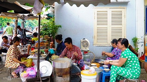 Cháo lòng  Đây là món ăn bình dân, phổ biến ở đường phố Sài Gòn. Hạt gạo được nấu nở bung và có màu cánh gián là đặc trưng của tô cháo lòng. Sự thành công của món ăn còn nằm ở cách đầu bếp có xử lý lòng heo kỹ và nêm nếm dậy vị hay không. Món ăn thường được phục vụ kèm quẩy.