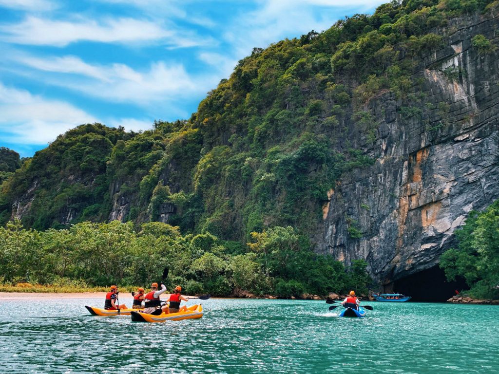 Vào Động Phong Nha bằng Kayak trong tour 4500m