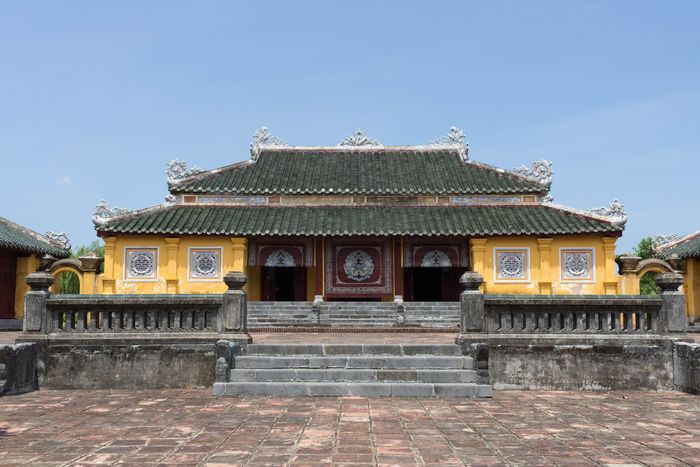 ben-trong-cung-truong-sanh-hue