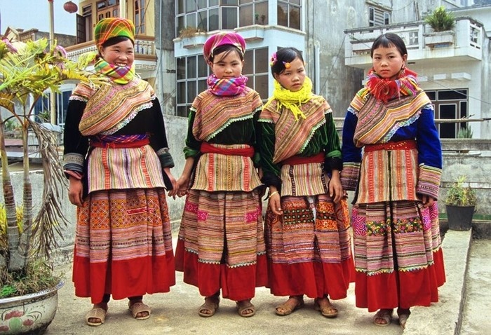 Phụ nữ Hmông sử dụng thêm tạp dề khi mặc váy