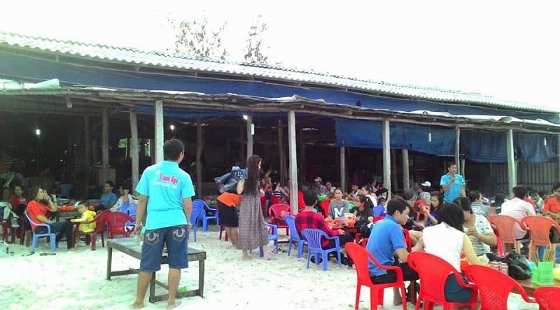 Thưởng thức ẩm thực ven biển bãi Khem