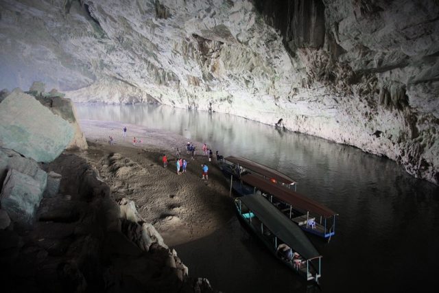 Quang cảnh bên trong động Puông