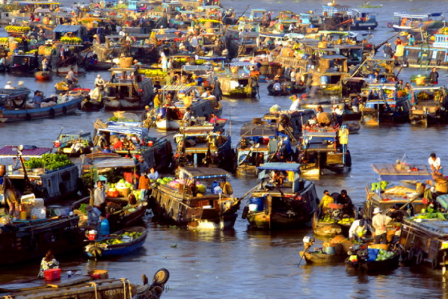 Phiên chợ nổi Cái Răng nơi giao lưu trao đổi buôn bán trên sông nước